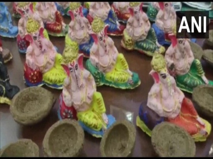 Idols, oil lamps made of cow dung prepared by Moradabad women jail inmates in high demand | Idols, oil lamps made of cow dung prepared by Moradabad women jail inmates in high demand
