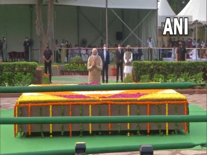 PM Modi pays tributes to Lal Bahadur Shastri on his 117th birth anniversary at Vijay Ghat | PM Modi pays tributes to Lal Bahadur Shastri on his 117th birth anniversary at Vijay Ghat