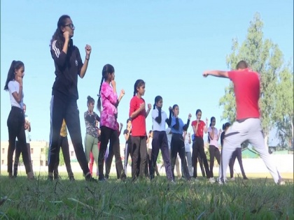 J-K police hold self-defence training programme for girls in Udhampur | J-K police hold self-defence training programme for girls in Udhampur