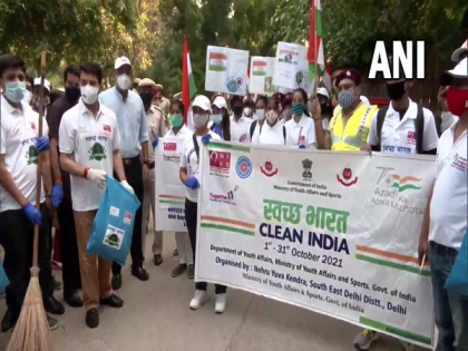 Union Minister Anurag Thakur carries out cleanliness drive in Delhi | Union Minister Anurag Thakur carries out cleanliness drive in Delhi