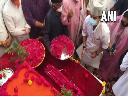 Union Minister Jyotiraditya Scindia pays tribute to grandmother Vijay Raje Scindia at Gwalior | Union Minister Jyotiraditya Scindia pays tribute to grandmother Vijay Raje Scindia at Gwalior