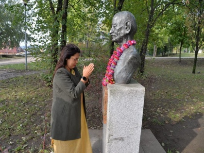 Meenakashi Lekhi pays tribute to Mahatma Gandhi in Serbia | Meenakashi Lekhi pays tribute to Mahatma Gandhi in Serbia