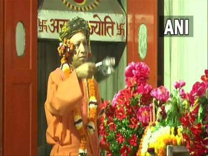 UP CM offers prayers in Gorakhnath Temple on occasion of Vijaya Dashami | UP CM offers prayers in Gorakhnath Temple on occasion of Vijaya Dashami