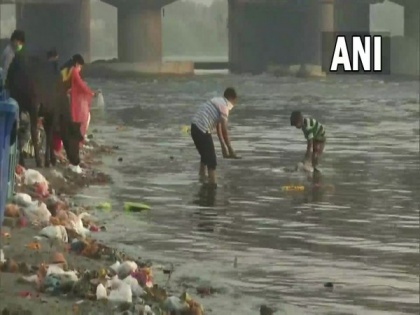 Durga Puja: After immersion of idols, Yamuna in Delhi littered with waste | Durga Puja: After immersion of idols, Yamuna in Delhi littered with waste