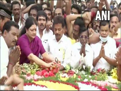 Chennai: Sasikala pays floral tribute to Jayalalithaa at her memorial | Chennai: Sasikala pays floral tribute to Jayalalithaa at her memorial