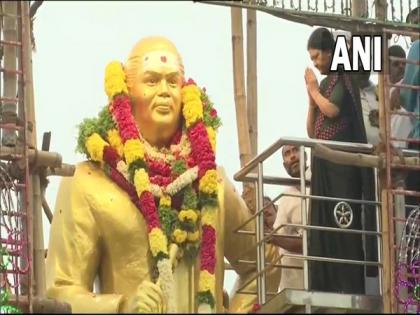 Sasikala's supporters gather around her vehicle in TN's Madurai | Sasikala's supporters gather around her vehicle in TN's Madurai