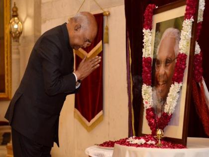 President Kovind pays floral tribute to former President KR Narayanan on his birth anniversary | President Kovind pays floral tribute to former President KR Narayanan on his birth anniversary