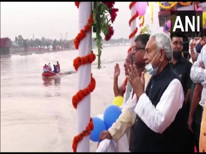 Bihar CM, devotees reach Ganga Ghat in Patna to offer prayers on Chhath Puja | Bihar CM, devotees reach Ganga Ghat in Patna to offer prayers on Chhath Puja