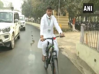 RJD MLA rides bicycle to Bihar State Assembly to protest rising fuel prices | RJD MLA rides bicycle to Bihar State Assembly to protest rising fuel prices