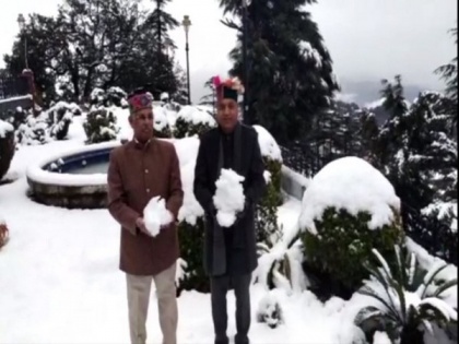 Himachal Pradesh CM enjoys snowfall with CM Jai Ram Thakur in Shimla | Himachal Pradesh CM enjoys snowfall with CM Jai Ram Thakur in Shimla