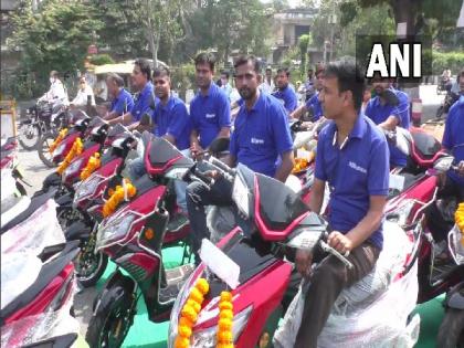 Surat company gifts electric scooters to its employees as Diwali gift | Surat company gifts electric scooters to its employees as Diwali gift Surat company gifts electric scooters to its employees as Diwali gift | Surat company gifts electric scooters to its employees as Diwali gift