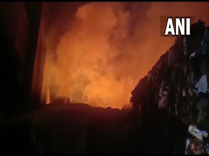 Gujarat: Fire breaks out at paper mill in Vapi | Gujarat: Fire breaks out at paper mill in Vapi