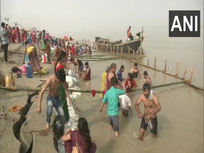 Chhath Puja celebrations commence in Patna with devotees taking dip in Ganga | Chhath Puja celebrations commence in Patna with devotees taking dip in Ganga