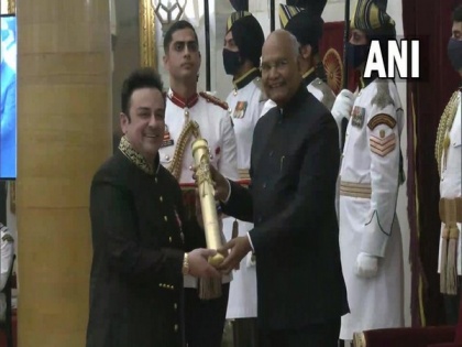 Singer Adnan Sami receives Padma Shri Award | Singer Adnan Sami receives Padma Shri Award