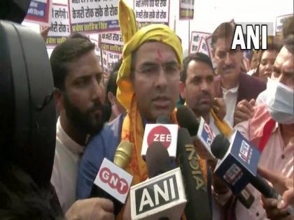 Delhi: BJP MP Parvesh Verma reaches Yamuna ghat to perform Chhath puja | Delhi: BJP MP Parvesh Verma reaches Yamuna ghat to perform Chhath puja Delhi: BJP MP Parvesh Verma reaches Yamuna ghat to perform Chhath puja | Delhi: BJP MP Parvesh Verma reaches Yamuna ghat to perform Chhath puja