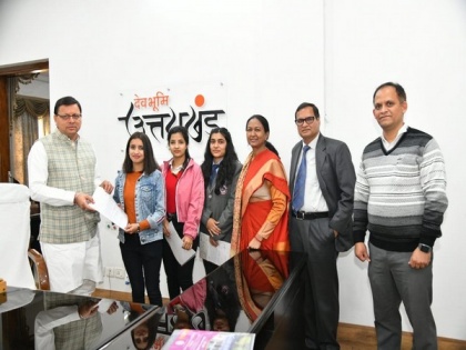 Uttarakhand CM distributes compensation to girl students who lost parents to COVID-19 | Uttarakhand CM distributes compensation to girl students who lost parents to COVID-19