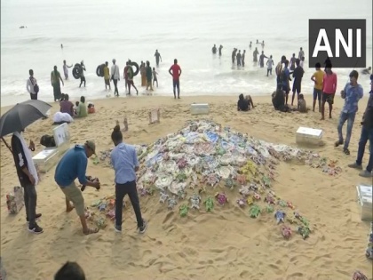 Odisha based visual artist spreads awareness on menace of plastic waste | Odisha based visual artist spreads awareness on menace of plastic waste