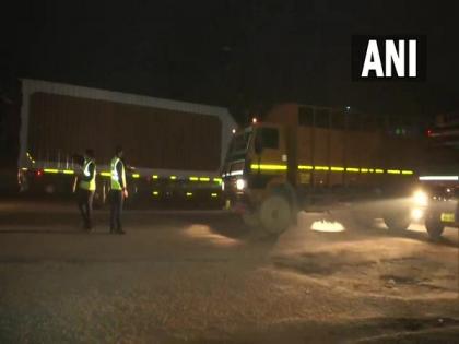 Air pollution: Following ban, Delhi Police checks trucks entering capital | Air pollution: Following ban, Delhi Police checks trucks entering capital Air pollution: Following ban, Delhi Police checks trucks entering capital | Air pollution: Following ban, Delhi Police checks trucks entering capital