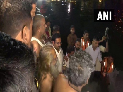 Kartik Purnima: CM Baghel takes holy dip at Mahadev Ghat in Raipur | Kartik Purnima: CM Baghel takes holy dip at Mahadev Ghat in Raipur