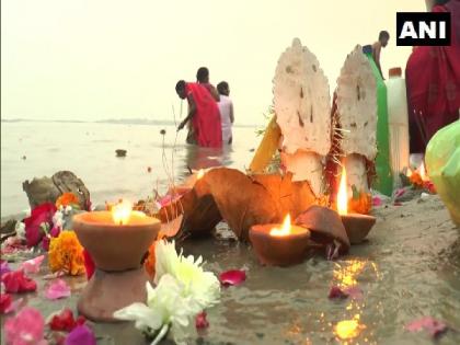 Kanpur: Devotees take holy dip in river Ganga on 'Kartik Purnima' | Kanpur: Devotees take holy dip in river Ganga on 'Kartik Purnima'