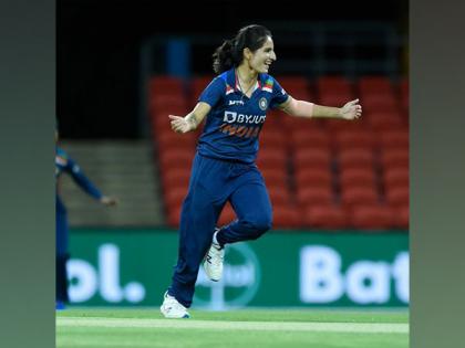 SL vs Ind: Renuka Singh, Deepti Sharma restrict Sri Lanka at 171 in first ODI | SL vs Ind: Renuka Singh, Deepti Sharma restrict Sri Lanka at 171 in first ODI