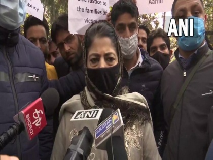 Mehbooba Mufti holds protest, demands judicial probe into J-K's Hyderpora encounter | Mehbooba Mufti holds protest, demands judicial probe into J-K's Hyderpora encounter