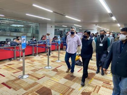 Omnicron: Health Minister Mandaviya reviews RTPCR testing facilities at IGI airport for passengers from at-risk countries | Omnicron: Health Minister Mandaviya reviews RTPCR testing facilities at IGI airport for passengers from at-risk countries