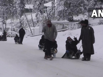 J-K: Fresh snowfall in Gulmarg brings cheer to tourists | J-K: Fresh snowfall in Gulmarg brings cheer to tourists