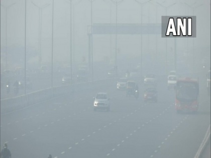 Layer of smog engulfs Delhi as air quality deteriorates to 'very poor' category | Layer of smog engulfs Delhi as air quality deteriorates to 'very poor' category
