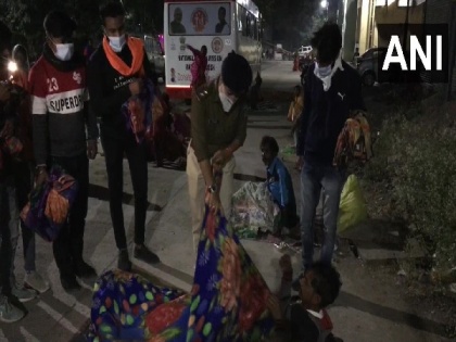 A woman police sub-inspector who distributes blankets to the needy in Indore | A woman police sub-inspector who distributes blankets to the needy in Indore