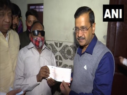 Arvind Kejriwal visits, gives financial aid to family of corona warrior who died due to COVID | Arvind Kejriwal visits, gives financial aid to family of corona warrior who died due to COVID