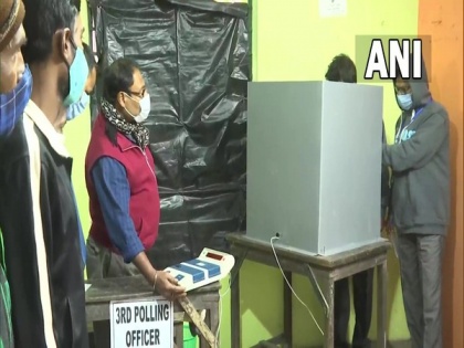 Voting begins in 144 wards of Kolkata Municipal Corporation | Voting begins in 144 wards of Kolkata Municipal Corporation