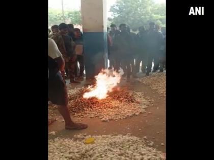 MP: Upset over not getting fair price for his produce, farmer sets 1 quintal of garlic on fire in Ujjain | MP: Upset over not getting fair price for his produce, farmer sets 1 quintal of garlic on fire in Ujjain