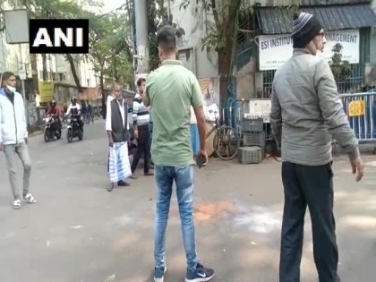 Kolkata civic polls: Crude bomb hurdled outside polling booth, one injured | Kolkata civic polls: Crude bomb hurdled outside polling booth, one injured