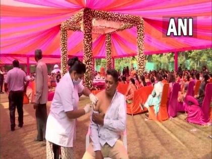 COVID-19: Ahmedabad Municipal Corporation vaccinates people at weddings | COVID-19: Ahmedabad Municipal Corporation vaccinates people at weddings
