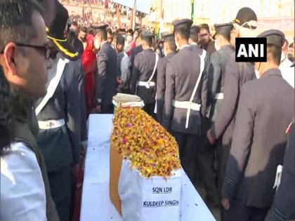 Large number of people gather to pay last respects to Squadron Leader Kuldeep Singh in Rajasthan's Jhunjhunu | Large number of people gather to pay last respects to Squadron Leader Kuldeep Singh in Rajasthan's Jhunjhunu