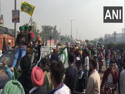 Locals welcome farmers as they reach Ludhiana after suspending protest against farm laws | Locals welcome farmers as they reach Ludhiana after suspending protest against farm laws