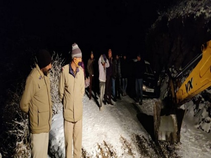 HP: 150 people trapped in Prashar lake due to heavy snowfall rescued | HP: 150 people trapped in Prashar lake due to heavy snowfall rescued