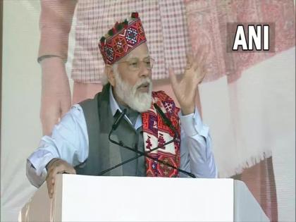 PM Modi wears traditional Himachali cap, shawl to beat the chill in Mandi | PM Modi wears traditional Himachali cap, shawl to beat the chill in Mandi