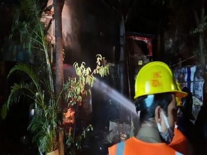 2 firefighters injured while dousing fire in Maharashtra's Thane | 2 firefighters injured while dousing fire in Maharashtra's Thane