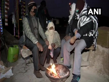 People in Delhi's Anand Vihar light fire in winter chill | People in Delhi's Anand Vihar light fire in winter chill