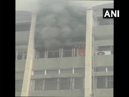 Delhi: Fire breaks out in Safdarjung Hospital's nursing room | Delhi: Fire breaks out in Safdarjung Hospital's nursing room