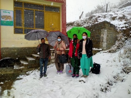 Health team in Himachal's Kullu conducts COVID-19 vaccination drive despite snowfall | Health team in Himachal's Kullu conducts COVID-19 vaccination drive despite snowfall