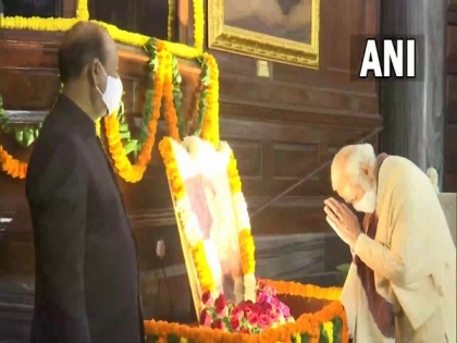 PM Modi pays floral tributes to Netaji Subhas Chandra Bose on his 125th birth anniversary | PM Modi pays floral tributes to Netaji Subhas Chandra Bose on his 125th birth anniversary