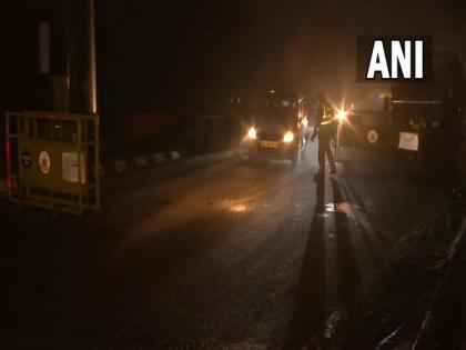 Checking, barricading continue as weekend, night curfew remains in place in Delhi | Checking, barricading continue as weekend, night curfew remains in place in Delhi Checking, barricading continue as weekend, night curfew remains in place in Delhi | Checking, barricading continue as weekend, night curfew remains in place in Delhi