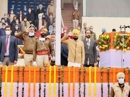 Punjab CM Channi unfurls tricolour on Republic Day, recalls sacrifices of freedom fighters | Punjab CM Channi unfurls tricolour on Republic Day, recalls sacrifices of freedom fighters