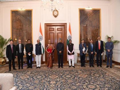 FM Nirmala Sitharaman calls on President Kovind before presenting Budget 2022-23 | FM Nirmala Sitharaman calls on President Kovind before presenting Budget 2022-23 FM Nirmala Sitharaman calls on President Kovind before presenting Budget 2022-23 | FM Nirmala Sitharaman calls on President Kovind before presenting Budget 2022-23