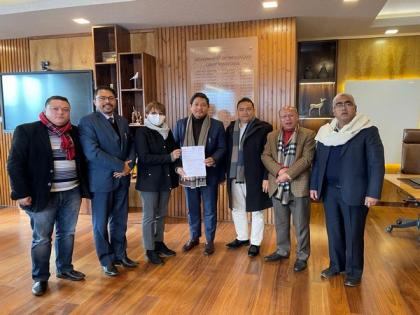 5 remaining Congress MLAs join BJP-backed Meghalaya Democratic Alliance | 5 remaining Congress MLAs join BJP-backed Meghalaya Democratic Alliance 5 remaining Congress MLAs join BJP-backed Meghalaya Democratic Alliance | 5 remaining Congress MLAs join BJP-backed Meghalaya Democratic Alliance