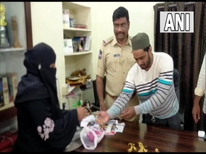 Hyderabad: Auto-driver returns bag with gold to owner | Hyderabad: Auto-driver returns bag with gold to owner