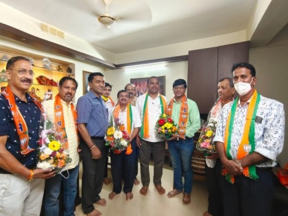 Goa polls: Pramod Sawant welcomes former sarpanch Fondu Sawant, others in BJP | Goa polls: Pramod Sawant welcomes former sarpanch Fondu Sawant, others in BJP
